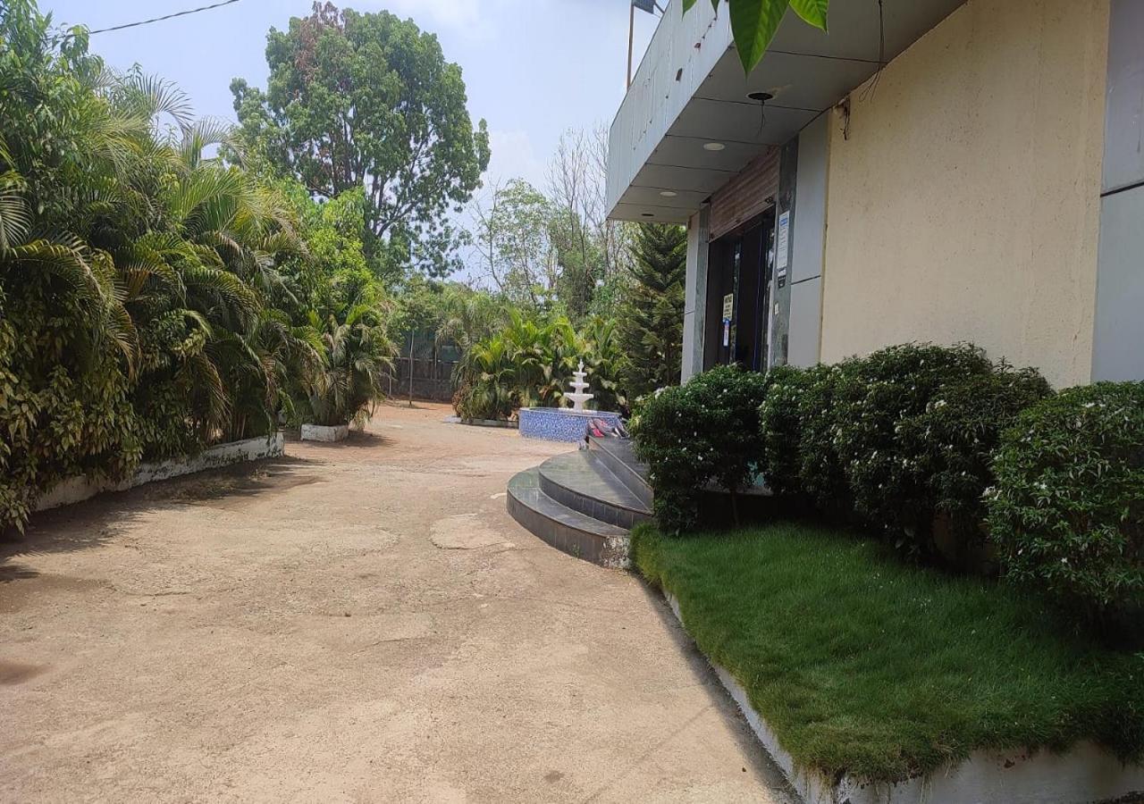 Hotel Metro Palace Resort Karjat Exterior photo